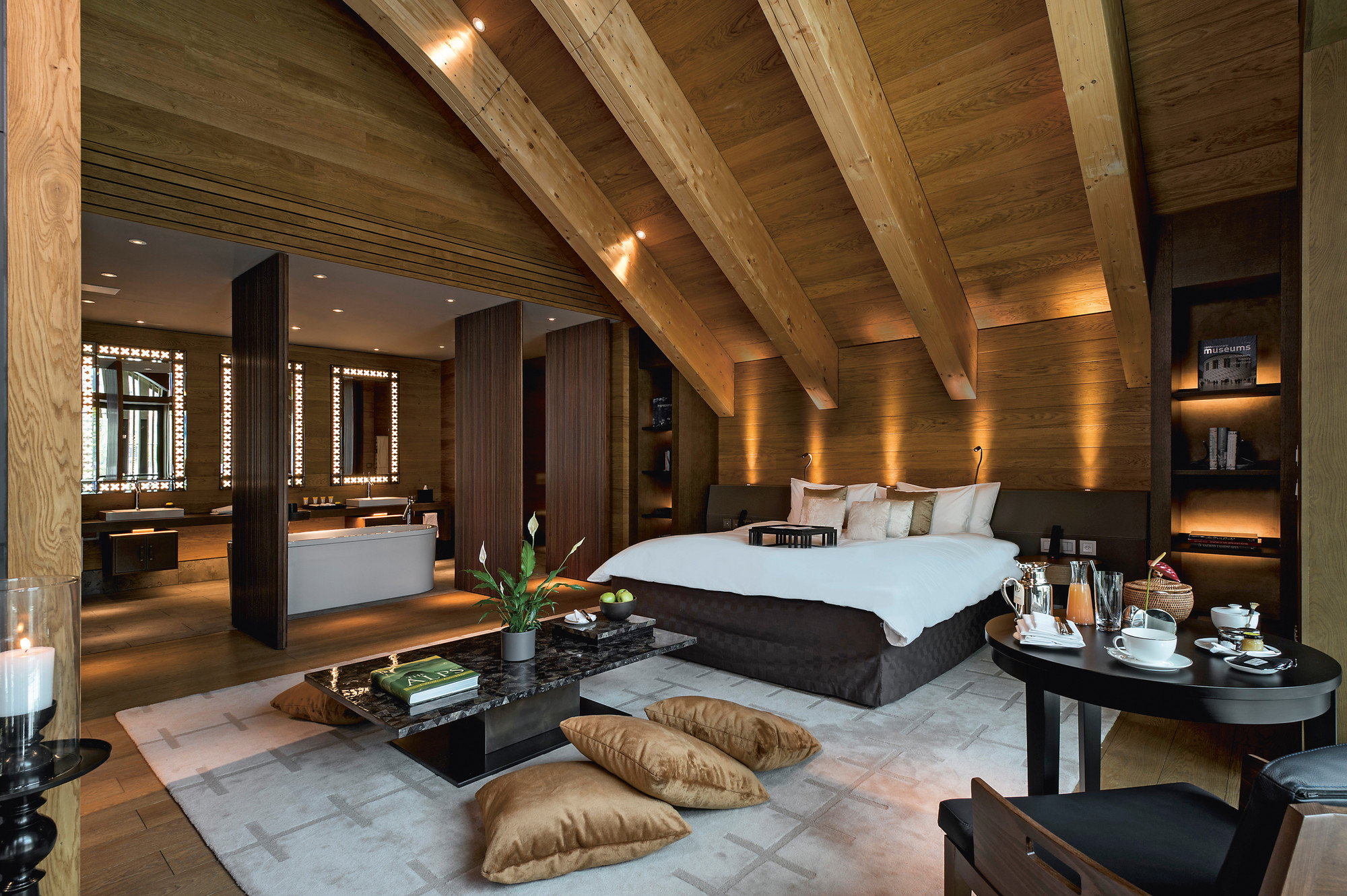 CAM Room Deluxe Suite Bedroom area neu